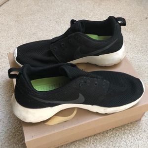 Nike roshe run black and white